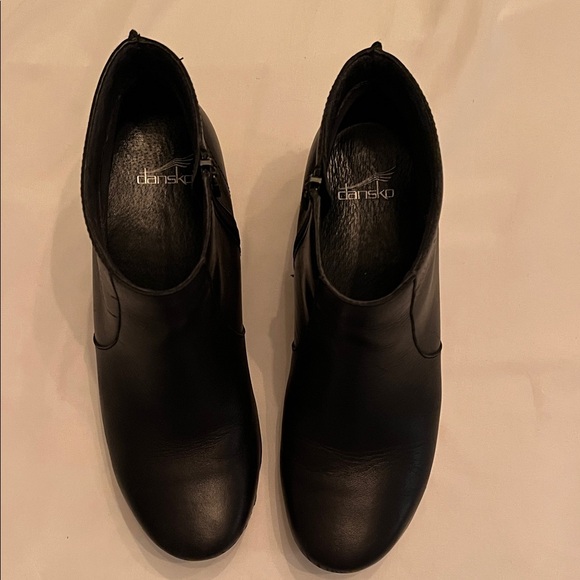 Dansko Black Oiled Leather Boots with Tan Heel - Picture 2 of 7